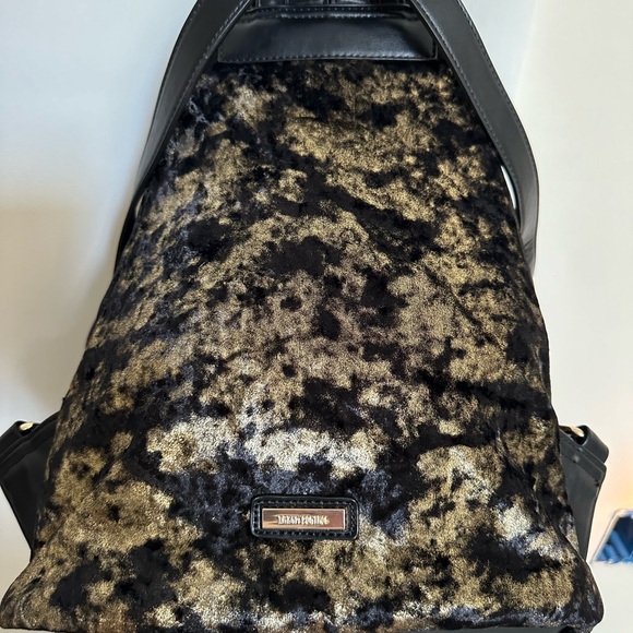 NWOT: triangular shape knapsack - Picture 5 of 8